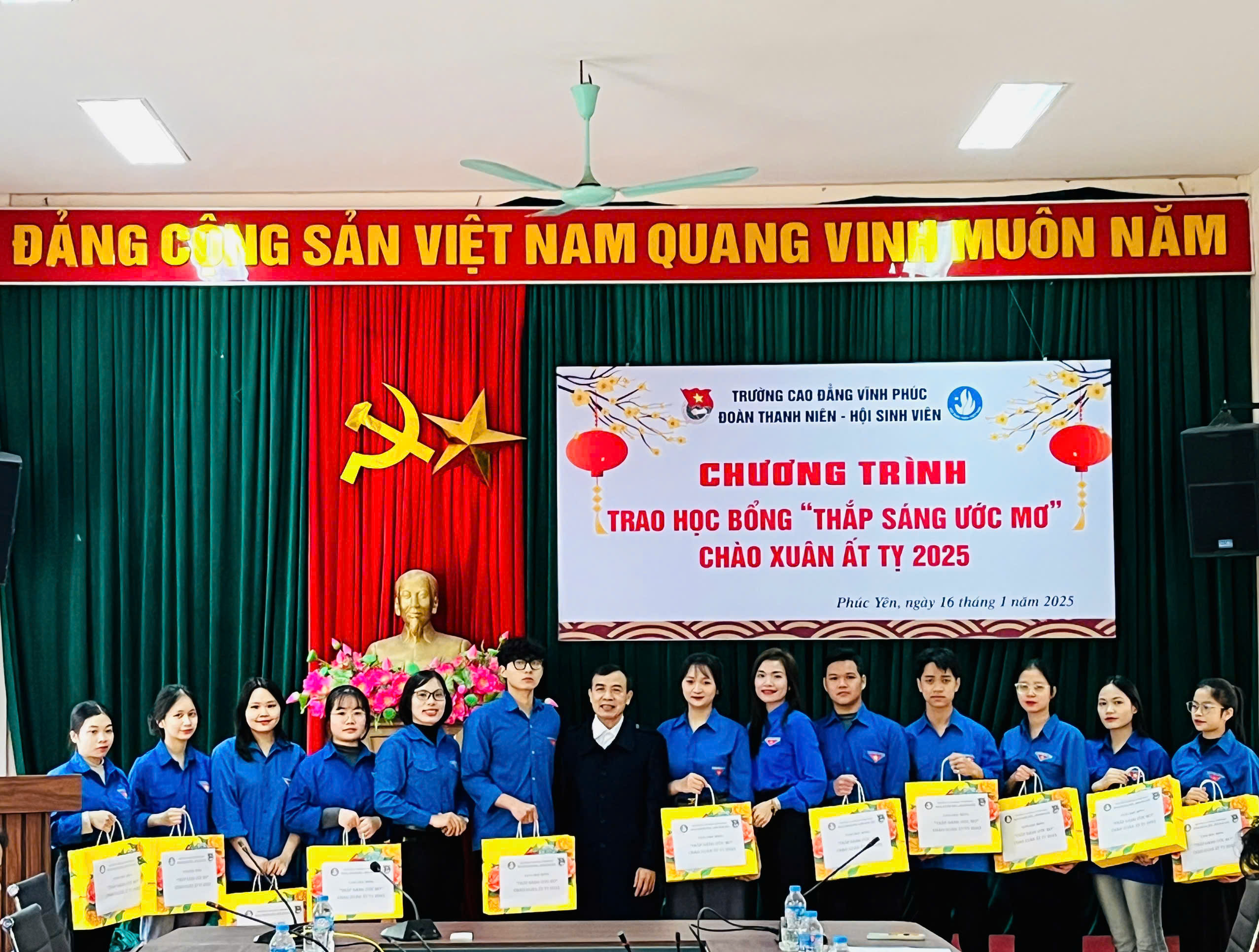 CHƯƠNG TRÌNH TRAO HỌC BỔNG "THẮP SÁNG ƯỚC MƠ" CHÀO XUÂN ẤT TỴ 2025